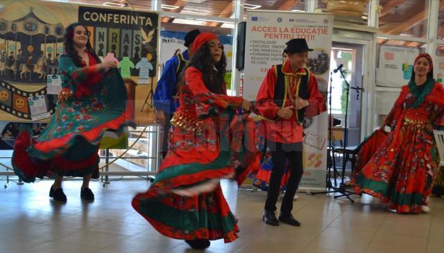 Program artistic variat, scenete de teatru, dansuri, piese muzicale, oferit de elevi din mai multe școli, la Pătrăuți
