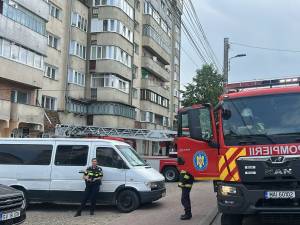 Incendiu cu degajări mari de fum și panică, într-un bloc din Burdujeni