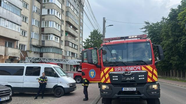 Incendiu cu degajări mari de fum și panică, într-un bloc din Burdujeni