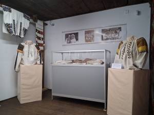 Expoziția „Cămăși și podoabe tradiționale”, deschisă pentru public la casa Ostra din Muzeul Satului Bucovinean