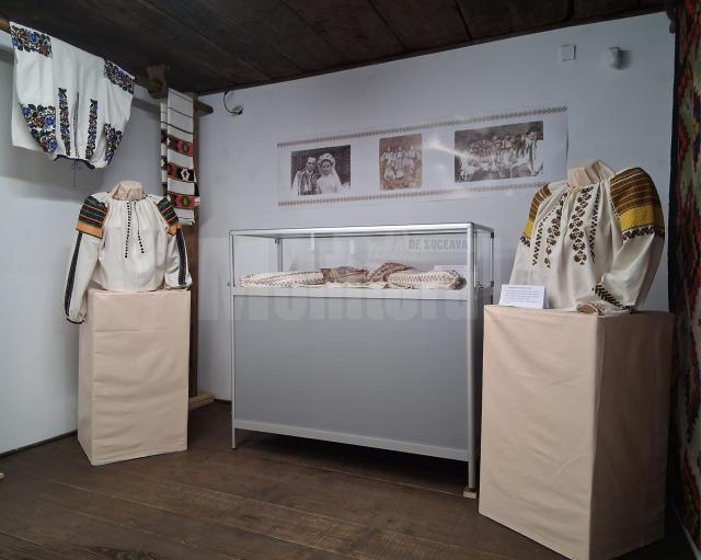 Expoziția „Cămăși și podoabe tradiționale”, deschisă pentru public la casa Ostra din Muzeul Satului Bucovinean