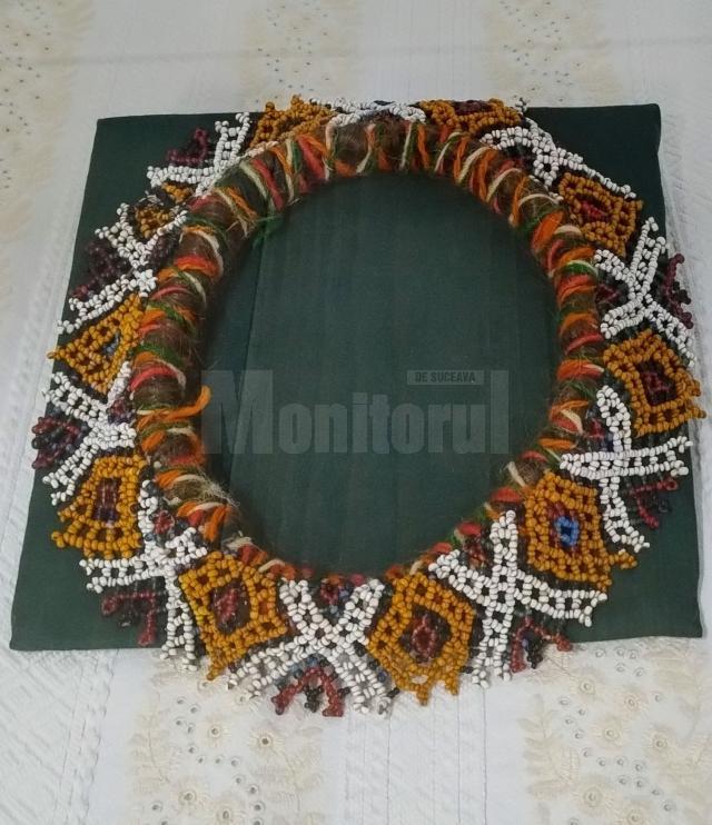 Expoziția „Cămăși și podoabe tradiționale”, deschisă pentru public la casa Ostra din Muzeul Satului Bucovinean