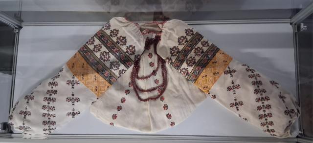 Expoziția „Cămăși și podoabe tradiționale”, deschisă pentru public la casa Ostra din Muzeul Satului Bucovinean