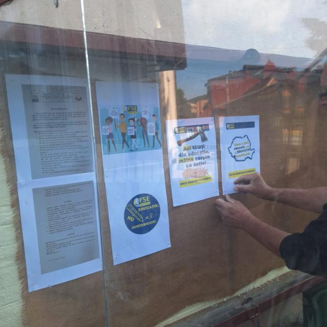 Membrii de sindicat afiliați la UJS Pro-Educația (FSE Spiru Haret) protestează astăzi în școlile sucevene
