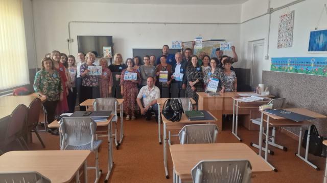 Membrii de sindicat afiliați la UJS Pro-Educația (FSE Spiru Haret) protestează astăzi în școlile sucevene