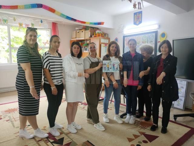 Membrii de sindicat afiliați la UJS Pro-Educația (FSE Spiru Haret) protestează astăzi în școlile sucevene