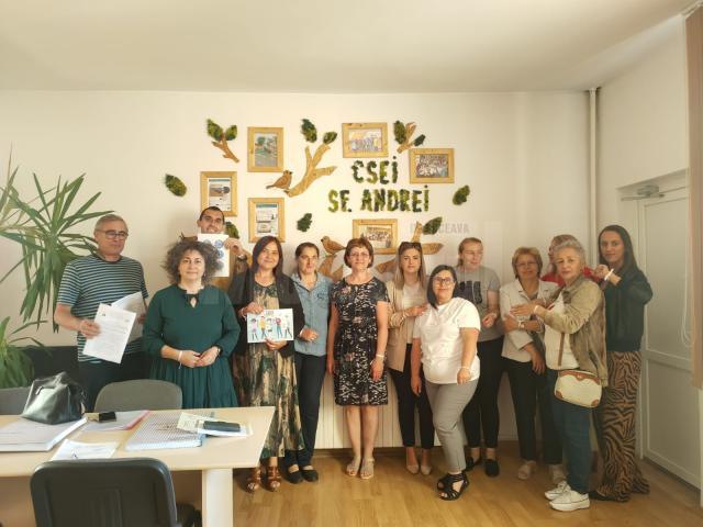 Membrii de sindicat afiliați la UJS Pro-Educația (FSE Spiru Haret) protestează astăzi în școlile sucevene