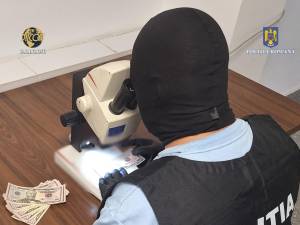 Percheziții la Vatra Dornei, la persoane suspecte că puneau pe piață dolari falsificați