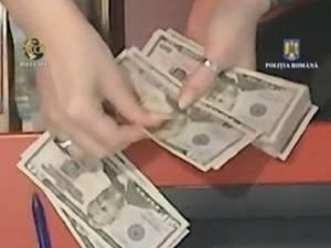 Percheziții la Vatra Dornei, la persoane suspecte că puneau pe piață dolari falsificați