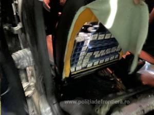Mașină burdușită cu țigări ascunse în diverse locuri, luată la puricat la frontieră