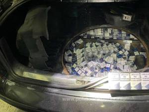 Mașină burdușită cu țigări ascunse în diverse locuri, luată la puricat la frontieră