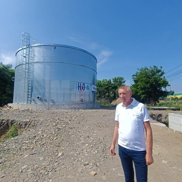 ”Lucrările vor mai dura minimim o lună, dar fac apel la constructor pentru a urgenta totul”, a mai spus  primarul Eduard Dziminschi