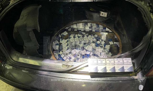 Mașină burdușită cu țigări ascunse în diverse locuri, luată la puricat la frontieră