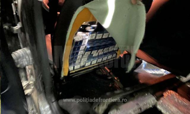 Mașină burdușită cu țigări ascunse în diverse locuri, luată la puricat la frontieră