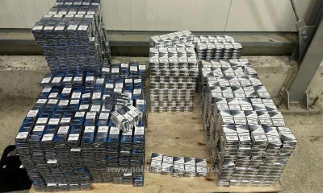 Mașină burdușită cu țigări ascunse în diverse locuri, luată la puricat la frontieră