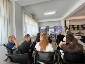 610 persoane din Regiunea Nord-Est, ajutate să dobândească noi cunoștințe și competențe digitale, printr-un proiect cofinanțat de Uniunea Europeană