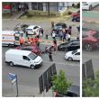 Motociclist rănit după ce a fost lovit de o mașină care ieșea dintr-o parcare