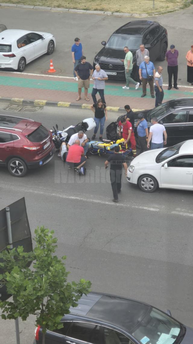 Motociclist rănit după ce a fost lovit de o mașină care ieșea dintr-o parcare