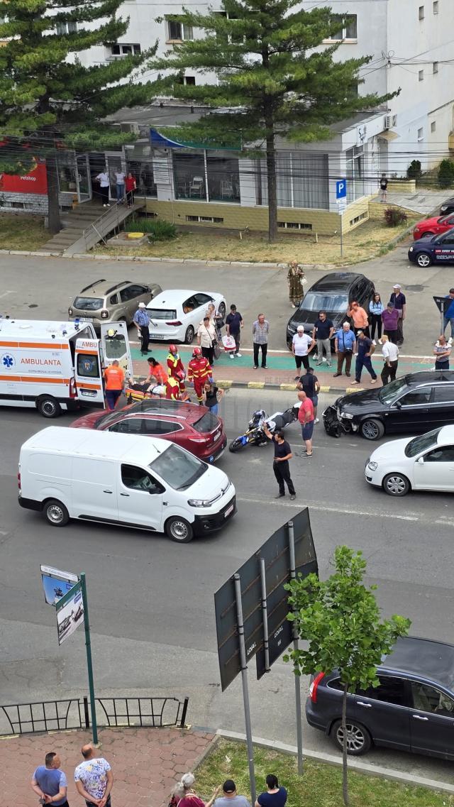 Motociclist rănit după ce a fost lovit de o mașină care ieșea dintr-o parcare