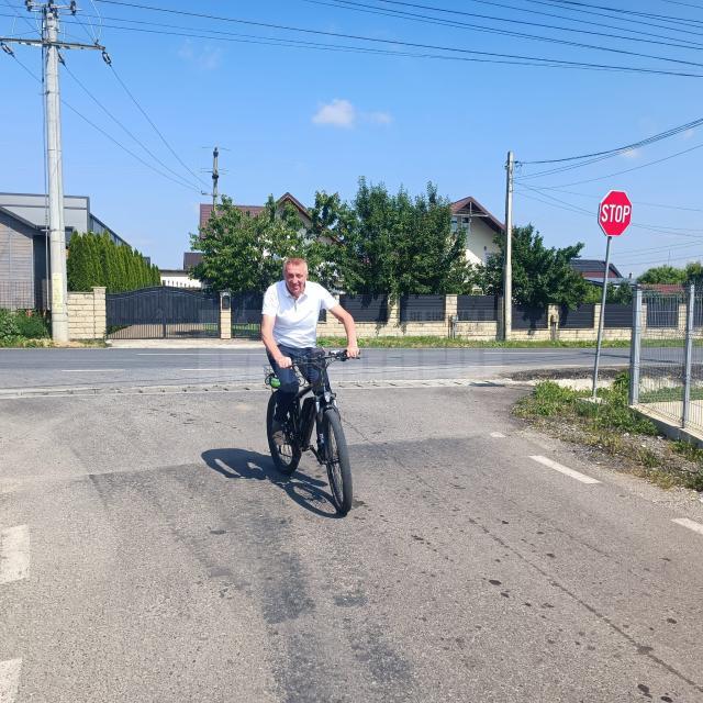 Primarul Eduard Dziminschi spune că zilnic parcurge 10-20 de kilometri pe drumurile din comună, acolo unde este nevoie de prezența sa