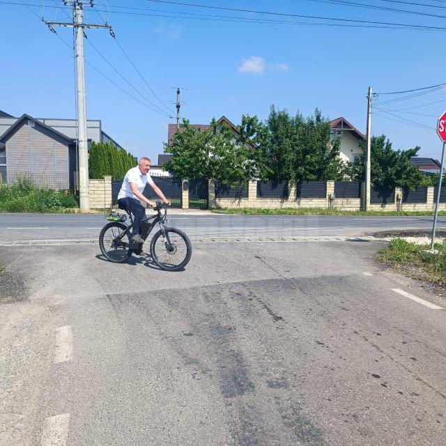 Primarul Eduard Dziminschi spune că zilnic parcurge 10-20 de kilometri pe drumurile din comună, acolo unde este nevoie de prezența sa