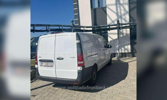 Microbuz furat din Austria, găsit la Vicovu de Sus