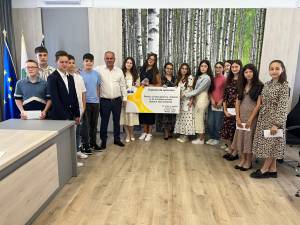 Elevii de nota 10 ai comunei Dărmănești, premiați de primarul Dan Chidoveț