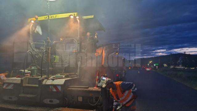 Se toarnă covor asfaltic pe DN 17, între Păltinoasa și Gura Humorului