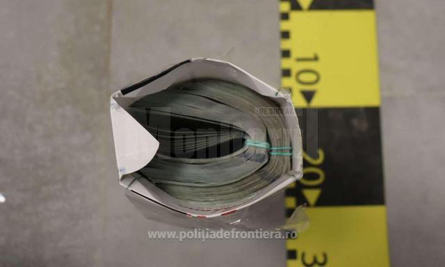 Dolari ascunși în cartușe de țigări