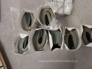 Dolari ascunși în cartușe de țigări