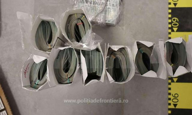 Dolari ascunși în cartușe de țigări