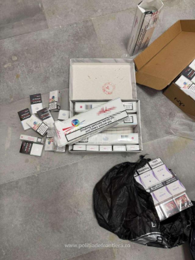 Dolari ascunși în cartușe de țigări