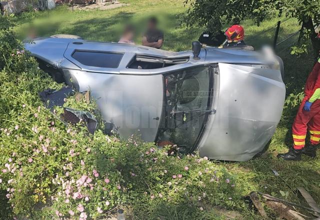 O tânără de 22 de ani s-a răsturnat cu mașina în afara părții carosabile