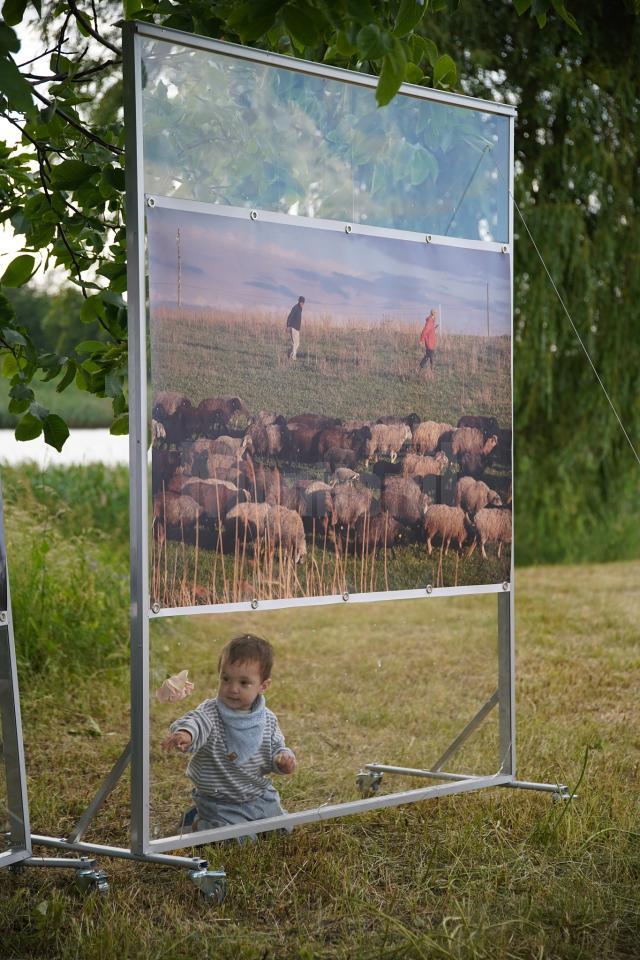 Inedită lansare a albumului foto „În căutarea timpului avut” de Ema Motrescu, în locul numit „Libertate”