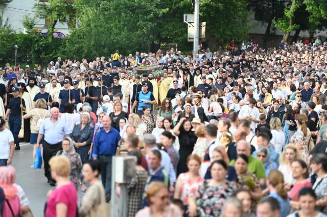 Procesiunea „Calea Sfântului”, purtând moaștele Marelui Mucenic Ioan cel Nou de la Suceava, a adunat mii de credincioși pe străzile orașului