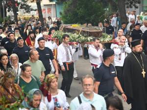 Procesiunea „Calea Sfântului”, purtând moaștele Marelui Mucenic Ioan cel Nou de la Suceava, a adunat mii de credincioși pe străzile orașului