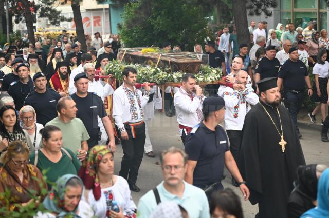 Procesiunea „Calea Sfântului”, purtând moaștele Marelui Mucenic Ioan cel Nou de la Suceava, a adunat mii de credincioși pe străzile orașului