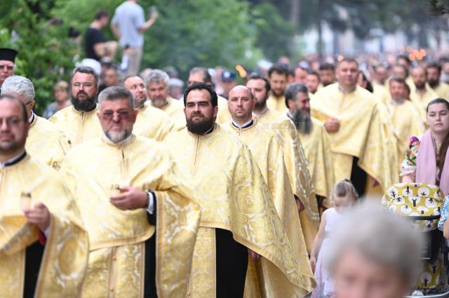 Procesiunea „Calea Sfântului”, purtând moaștele Marelui Mucenic Ioan cel Nou de la Suceava, a adunat mii de credincioși pe străzile orașului
