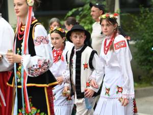 Procesiunea „Calea Sfântului”, purtând moaștele Marelui Mucenic Ioan cel Nou de la Suceava, a adunat mii de credincioși pe străzile orașului