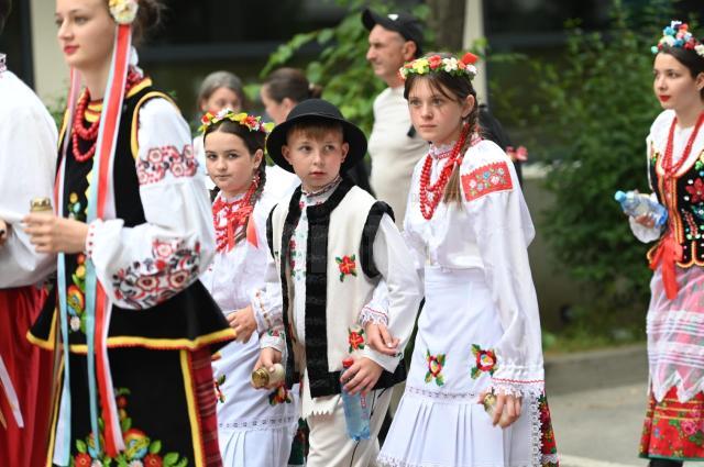 Procesiunea „Calea Sfântului”, purtând moaștele Marelui Mucenic Ioan cel Nou de la Suceava, a adunat mii de credincioși pe străzile orașului
