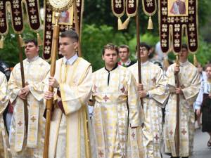 Procesiunea „Calea Sfântului”, purtând moaștele Marelui Mucenic Ioan cel Nou de la Suceava, a adunat mii de credincioși pe străzile orașului