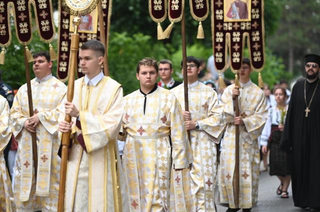 Procesiunea „Calea Sfântului”, purtând moaștele Marelui Mucenic Ioan cel Nou de la Suceava, a adunat mii de credincioși pe străzile orașului