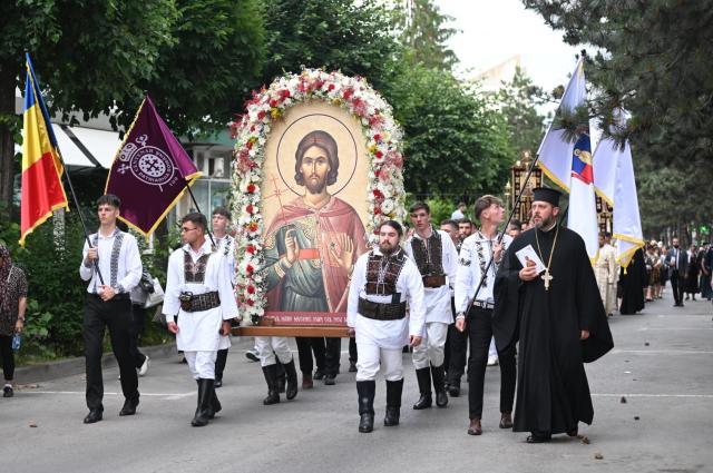 Procesiunea „Calea Sfântului”, purtând moaștele Marelui Mucenic Ioan cel Nou de la Suceava, a adunat mii de credincioși pe străzile orașului