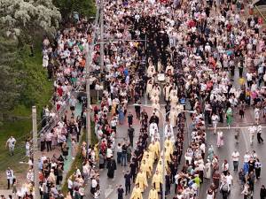 Procesiunea „Calea Sfântului”, purtând moaștele Marelui Mucenic Ioan cel Nou de la Suceava, a adunat mii de credincioși pe străzile orașului