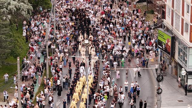 Procesiunea „Calea Sfântului”, purtând moaștele Marelui Mucenic Ioan cel Nou de la Suceava, a adunat mii de credincioși pe străzile orașului
