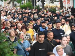 Procesiunea „Calea Sfântului”, purtând moaștele Marelui Mucenic Ioan cel Nou de la Suceava, a adunat mii de credincioși pe străzile orașului