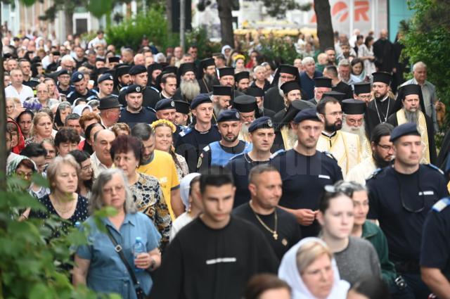 Procesiunea „Calea Sfântului”, purtând moaștele Marelui Mucenic Ioan cel Nou de la Suceava, a adunat mii de credincioși pe străzile orașului