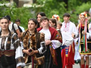 Procesiunea „Calea Sfântului”, purtând moaștele Marelui Mucenic Ioan cel Nou de la Suceava, a adunat mii de credincioși pe străzile orașului