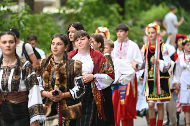 Procesiunea „Calea Sfântului”, purtând moaștele Marelui Mucenic Ioan cel Nou de la Suceava, a adunat mii de credincioși pe străzile orașului