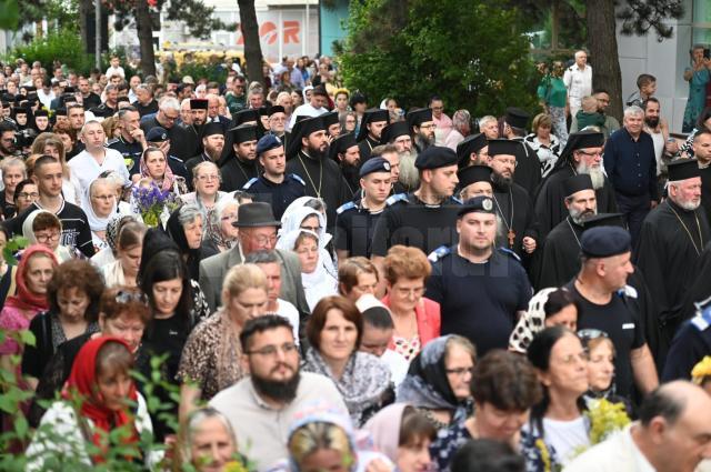 Procesiunea „Calea Sfântului”, purtând moaștele Marelui Mucenic Ioan cel Nou de la Suceava, a adunat mii de credincioși pe străzile orașului